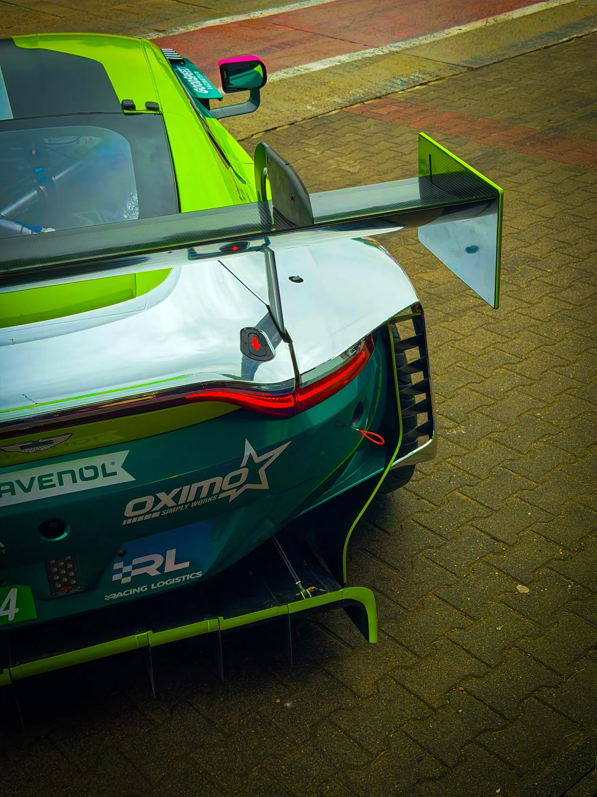 Logo OXIMO na Astonie Martinie Vantage GT3