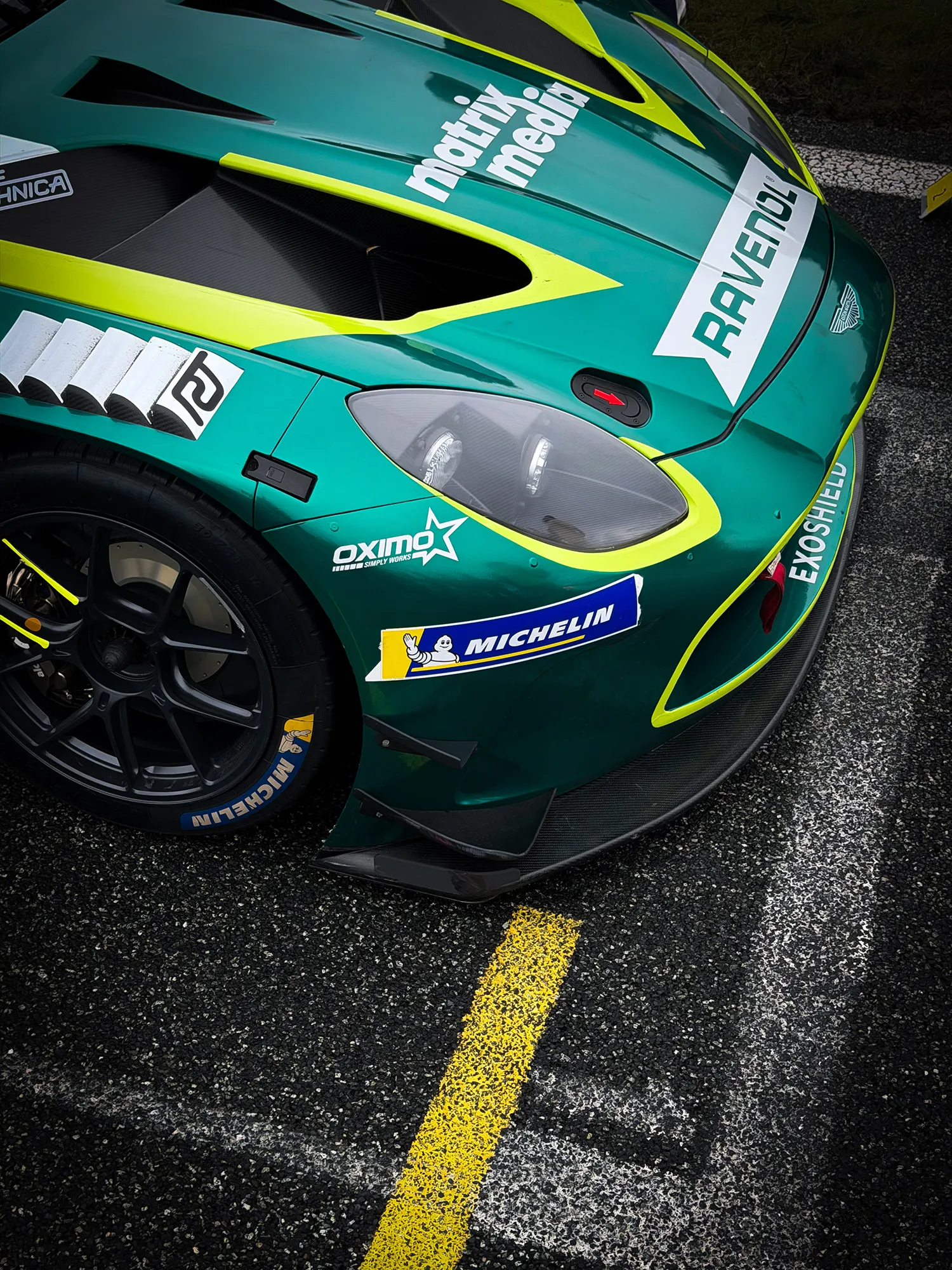 Wycieraczka OXIMO MT550 na Astonie Martinie Vantage GT3